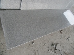 weiß und graue Granitplatten