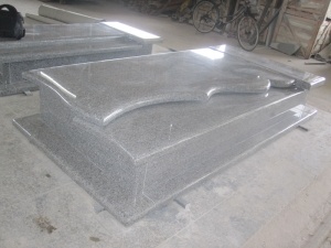 Grabsteinmonument im westlichen Stil aus grauem Granit G650