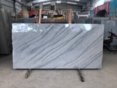 weiße und graue Granitplatten