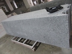 einfache Arbeitsplatten aus grauem Granit