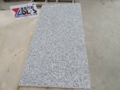 Weiße und graue Granitboden-Straßenbetoniermaschinen-Fliesen