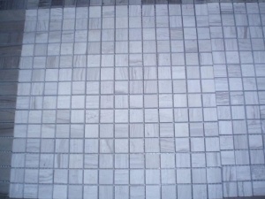 Weiße hölzerne Korn-Marmorfliese polierte Wand-Umhüllungs-Platte