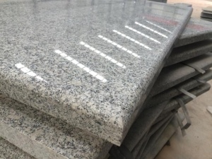China Hubei New G602 Hellgrau Granitplatten Fliesen