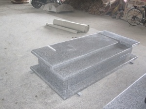 Grabsteinmonument im westlichen Stil aus grauem Granit G650