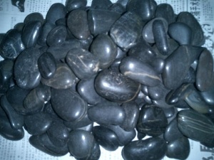 schwarze farbe natürliche polierte kiesel fluss steine