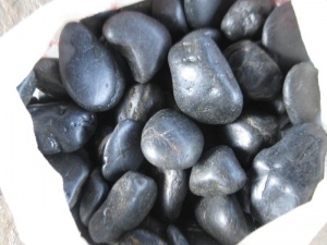 schwarze farbe natürliche polierte kiesel fluss steine